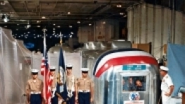 24 listopada 1969 roku – admirał Donald C. David wita załogę księżycowej misji Apollo 12 (także na pokładzie USS Hornet). Wewnątrz przyczepy od lewej szczęśliwi astronauci: dowódca Charles Conrad Jr., pilot Richard F. Gordon Jr. oraz pilot Alan L. Bean - zdjęcie 11